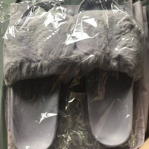 Sz7.5-8.5 Lavender Ariana Grande Fuzzy Slides NEW